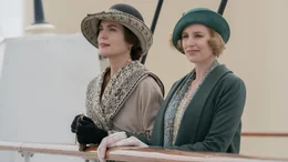 Cora Grantham (Elizabeth McGovern, l.); Lady Edith (Laura Carmichael, r.)