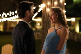 Liam (Kristopher Turner, l.); Scarlett Bailey (Tori Anderson, r.)