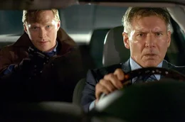 Jack Stanfield (Harrison Ford, r.) ist Sicherheitschef einer Bank, zu deren Schutz er eine un&uuml;berwindbare Firewall eingerichtet hat. Als eines Tages aber der brutale Cox (Paul Bettany, l.) seine Familie kidnappt, soll Jack dieses Sicherheitssystem &uuml;berwinden. Ein Wettlauf mit der Zeit beginnt ...