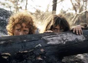 Birk (Dan H&aring;fstr&ouml;m) und Ronja (Hanna Zetterberg) genie&szlig;en ihr freies Leben im Zauberwald.