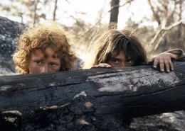 Birk (Dan H&aring;fstr&ouml;m) und Ronja (Hanna Zetterberg) genie&szlig;en ihr freies Leben im Zauberwald.
