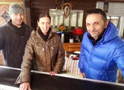 Foto, v.li.: Sascha, Alexandra und Trödelexperte Mauro Corradino Foto, v.li.: Sascha, Alexandra und Trödelexperte Mauro Corradino