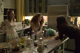 L-R: Kiki (Kristen Bell), Carla (Kathryn Hahn) und Amy (Mila Kunis)