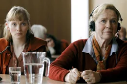 Nach dem Zusammenbruch der DDR versucht ein junger Anwalt, das Unrecht, das seinerzeit den norwegischen Kriegskindern angetan wurde, aufzukl&auml;ren. Er organisiert eine Anh&ouml;rung, an der auch &Aring;se (Liv Ullmann, re.) und Anne (Julia Bache-Wiig, li.)  teilnehmen.