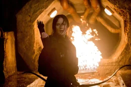 Widerwillige Gallionsfigur der Rebellion gegen das totalit&auml;re Regime: Gegen den Willen der Rebellenf&uuml;hrung will Widerstandsk&auml;mpferin Katniss Everdeen (Jennifer Lawrence) nicht abseits der Front f&uuml;r Videobotschaften posieren, sondern eigenh&auml;ndig Pr&auml;sident Snow den Garaus machen. Wird ihr dies gelingen?; Widerwillige Gallionsfigur der Rebellion gegen das totalit&auml;re Regime: Gegen den Willen der Rebellenf&uuml;hrung will Widerstandsk&auml;mpferin Katniss Everdeen (Jennifer Lawrence) nicht abseits der Front f&uuml;r Videobotschaften posieren, sondern eigenh&auml;ndig Pr&auml;sident Snow den Garaus machen. Wird ihr dies gelingen?