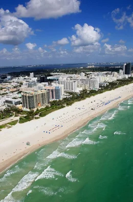 Luftaufnahme von South Beach und Hotelanlagen.