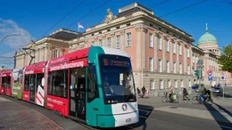 rbb Fernsehen POTSDAM STORIES. MIT DER TRAM DURCH DIE STADT, am Dienstag (11.01.22) um 20:15 Uhr. Ein Blick auf Potsdam aus dem Fenster einer Stra&szlig;enbahn: Auf eine Stadt im st&auml;ndigen Wandel und auf die Bewohner, die Potsdam tagt&auml;glich neu erfinden. Eine Erz&auml;hlung vom Miteinander Alteingesessener und Zugezogener. - Potsdam Stories - Die Tram-Linie 96. &copy; rbb/Thomas Zimolong, honorarfrei - Verwendung gem&auml;&szlig; der AGB im engen inhaltlichen, redaktionellen Zusammenhang mit genannter rbb-Sendung bei Nennung "Bild: rbb/Thomas Zimolong" (S2+). rbb Presse & Information, Masurenallee 8-14, 14057 Berlin, Tel: 030/97 99 3-12118 oder -12116, pressefoto@rbb-online.de