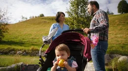 ARD Degeto SERVUS, SCHWIEGERMUTTER!, am Freitag (29.10.21) um 20:15 Uhr und um 01:20 Uhr im ERSTEN, online first ab Mittwoch (27.10.21) in der ARD MEDIATHEK Toni (Adnan Maral) und Farah (&Aring;žiir Elo&Auml;&Yuml;lu) sind auch als Gro&Atilde;&Yuml;eltern selten einer Meinung. &Acirc;&copy; ARD Degeto/Yalla Productions, honorarfrei - Verwendung gem&Atilde;&curren;&Atilde;&Yuml; der AGB im engen inhaltlichen, redaktionellen Zusammenhang mit genannter Degeto-Sendung und bei Nennung "Bild: ARD Degeto/Yalla Productions" (S2+). ARD Degeto/Programmplanung und Presse, Tel: 069/1509-335, degeto-presse@degeto.de