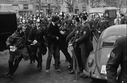 Das Jahr 1968 – die Studentenproteste in West-Berlin radikalisieren sich, Rudi Dutschke – Galionsfigur der Studentenbewegung – wird niedergeschossen. In Ost-Berlin zerstört das gewaltsame Ende des Prager Frühlings die Hoffnung auf mehr Demokratie. Eine Berlin-Chronik der Superlative: 30 Folgen, Jahr für Jahr erzählt, von 1961, dem Jahr des Mauerbaus, bis 1990, dem Jahr der Wiedervereinigung. – Die 'Osterunruhen' nach dem Attentat auf Rudi Dutschke. Das Jahr 1968 – die Studentenproteste in West-Berlin radikalisieren sich, Rudi Dutschke – Galionsfigur der Studentenbewegung – wird niedergeschossen. In Ost-Berlin zerstört das gewaltsame Ende des Prager Frühlings die Hoffnung auf mehr Demokratie. Eine Berlin-Chronik der Superlative: 30 Folgen, Jahr für Jahr erzählt, von 1961, dem Jahr des Mauerbaus, bis 1990, dem Jahr der Wiedervereinigung. – Die 'Osterunruhen' nach dem Attentat auf Rudi Dutschke.