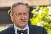 Der offenbar absichtlich herbeigef&uuml;hrte Unfalltod einer Polizistin im Ruhestand und ein l&auml;ngst vergangener Geldraub besch&auml;ftigen DCI John Barnaby (Neil Dudgeon).