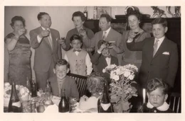 Majer Szanckower (sitzend, links) bei einer Familienfeier.