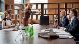Anja (Andrea Sawatzki) und Christoph (Christian Berkel) stehen sich mit ihren Anw&auml;lten Frau Dr. Schirmer (Doris Schretzmayer, li.) und Hansen (Pierre Besson, re.) gegen&uuml;ber.