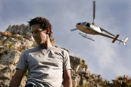 Largo Winch (Tomer Sisley) ist ein Weltenbummler, der oft in haarstr&auml;ubende, auch lebensgef&auml;hrliches Situationen ger&auml;t.