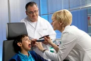 Der 10-jährige Noah Orth wird mit einer schweren Angina in die Sachsenklinik gebracht. Dr. Kathrin Globisch und Pfleger Hans-Peter Brenner müssen Noah sagen, dass er ein paar Tage in der Klinik bleiben muss.