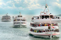 Mit dem Schiff &uuml;ber den See - und &uuml;ber L&auml;ndergrenzen: Auf dem Bodensee verbindet die "Wei&szlig;e Flotte" Deutschland, &Ouml;sterreich und die Schweiz.
