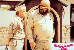 Banana Joe (Bud Spencer, r.) braucht eine Lizenz f&uuml;r den Verkauf von Bananen. Sarto (Gunter Philipp, l.) kann ihm leider nicht helfen ...