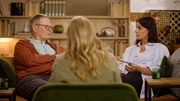 Hartmut (li.) spricht mit Mirjana (re.) zum ersten Mal offen &uuml;ber seine Eifersucht auf Mirjanas leiblichen Vater. In der Bildmitte: Psychotherapeutin Franca Cerutti.