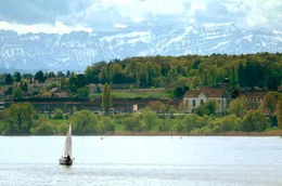 Segelboot vor Berg-Kulisse: Der Bodensee ist der zweitgr&ouml;&szlig;te Alpensee Europas.