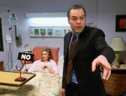 Detective Goren (Vincent D'Onofrio) erhofft sich mittels Gehirnstrommessungen an der Wachkoma-Patientin Laraine (Dee Pelletier), Antworten auf seine Fragen zu bekommen. Detective Goren (Vincent D'Onofrio) erhofft sich mittels Gehirnstrommessungen an der Wachkoma-Patientin Laraine (Dee Pelletier), Antworten auf seine Fragen zu bekommen.