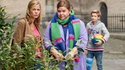 Barbara (Nadine Wrietz, M.) hat Karin (Jessica Ginkel) zu einem Besuch im Kinderheim überredet. Dort treffen sie auf den kleinen Pit (Aurel Bender). Barbara (Nadine Wrietz, M.) hat Karin (Jessica Ginkel) zu einem Besuch im Kinderheim überredet. Dort treffen sie auf den kleinen Pit (Aurel Bender).