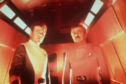 Scotty (James Doohan, r.) und Kirk (William Shatner, l.) beraten, wie sie die Erde vor der todbringenden Energiewolke retten k&ouml;nnen.