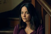 Lorraine (Sarah Greene) schmerzt es, ihren Sohn leiden zu sehen. Daher fasst sie einen Entschluss.