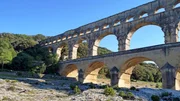 Das Aqu&auml;dukt von N&icirc;mes ist das gr&ouml;&szlig;te bis heute erhaltene r&ouml;mische Bauwerk in Europa. Tausende Arbeiter waren an dem monumentalen Bau auf einer Strecke von 50 Kilometern besch&auml;ftigt.