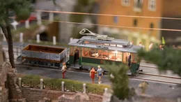 Die Betreiber der Modelleisenbahnanlage arbeiten st&auml;ndig an der Entwicklung neuer Mini-Szenen und bauen Figuren, Autos, H&auml;user, B&auml;ume und Z&uuml;ge in die verschiedenen Themenwelten ein.