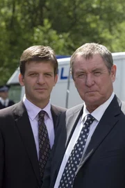 Ein junger Mann erschlagen, seine Freundin verschwunden, ein weiterer Mord und verwirrende Spuren - aber Inspector Tom Barnaby (John Nettles, r.) und sein Assistent Sergeant Jones (Jason Hughes, l.) knacken jeden Fall.