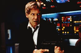 Pr&auml;sident Marshall (Harrison Ford) f&uuml;hrt einen nervenzerrei&szlig;enden Ein-Mann-Krieg gegen die Terroristen an Bord der "Air Force One".  +++ Die Verwendung des sendungsbezogenen Materials ist nur mit dem Hinweis und Verlinkung auf RTL+ gestattet. +++