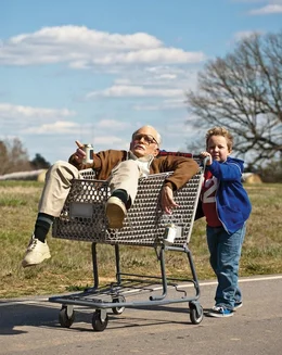 Ob Ladendiebstahl, Besuche im Strip-Lokal oder nachmitt&auml;glicher Bierrausch - der 86-j&auml;hrige Irving (Johnny Knoxville, l.) f&uuml;hrt seinen Enkel Billy (Jackson Nicoll, r.) in richtig schlechtes Benehmen ein ...