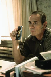 Kommt einem niedertr&auml;chtigen Spiel auf die Spur: der Bew&auml;hrungshelfer Travis Lehman (Tommy Lee Jones) ...