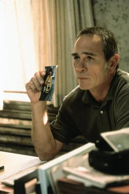 Kommt einem niedertr&auml;chtigen Spiel auf die Spur: der Bew&auml;hrungshelfer Travis Lehman (Tommy Lee Jones) ...