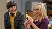 Howard (Simon Helberg, l.) zeigt Bernadette (Melissa Rauch, r.) seine neue Actionfigur und eine Actionfigur, die er aus ihr gemacht hat.