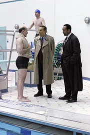 Alferandi Dilmanian (Thom Christopher, l.), Detective Lennie Briscoe (Jerry Orbach) und Detective Ed Green (Jesse L. Martin)