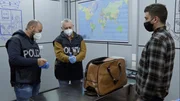 Im Kontrollraum von Rom bereiten sich die italienischen Polizisten auf die Durchsuchung einer Tasche vor - jedes Gep&auml;ckst&uuml;ck k&ouml;nnte eine brisante &Uuml;berraschung bergen.