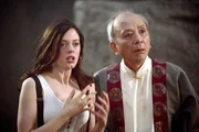 Paige (Rose McGowan, l.) und der Zen-Meister (James Hong, r.) sind im Land Limbo gefangen ...
