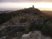 Blick auf die antike griechische Hafenstadt Elia (römisch: Velia) in Cilento-Nationalpark, Italien, mit dem mittelalterlichen Turm, der aus den Ruinen eines Tempels erbaut wurde.