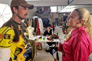Modedesignerin Cassandre Lemeilleur (re.) in Granville &ndash; hier ist Sie im Gespr&auml;ch mit einem ihrer Models.; hr-fernsehen MAGISCHE NORMANDIE: UNTERWEGS DURCH FRANKREICHS NORDEN, Ein Film von Christine Seemann, am Freitag (15.11.24) um 20:15 Uhr. Modedesignerin Cassandre Lemeilleur (re.) in Granville &ndash; hier ist Sie im Gespr&auml;ch mit einem ihrer Models. &copy; HR/Christine Seemann, honorarfrei - Verwendung gem&auml;&szlig; der AGB im engen inhaltlichen, redaktionellen Zusammenhang mit genannter HR-Sendung bei Nennung "Bild: HR/Christine Seemann" (S2). HR/Pressestelle, Tel: 069/155-4954