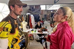 Modedesignerin Cassandre Lemeilleur (re.) in Granville &ndash; hier ist Sie im Gespr&auml;ch mit einem ihrer Models.; hr-fernsehen MAGISCHE NORMANDIE: UNTERWEGS DURCH FRANKREICHS NORDEN, Ein Film von Christine Seemann, am Freitag (15.11.24) um 20:15 Uhr. Modedesignerin Cassandre Lemeilleur (re.) in Granville &ndash; hier ist Sie im Gespr&auml;ch mit einem ihrer Models. &copy; HR/Christine Seemann, honorarfrei - Verwendung gem&auml;&szlig; der AGB im engen inhaltlichen, redaktionellen Zusammenhang mit genannter HR-Sendung bei Nennung "Bild: HR/Christine Seemann" (S2). HR/Pressestelle, Tel: 069/155-4954
