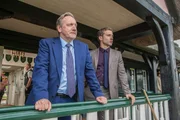 DCI John Barnaby (Neil Dudgeon, l.) und sein Assistent DS Jamie Winter (Nick Hendrix, r.) ermitteln in einem Mordfall bei einem Cricket-Turnier.