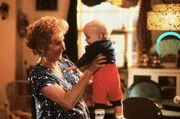 Auch Mollies Mutter Rosie (Olympia Dukakis, l.) ist von ihrem niedlichen Enkel Mikey (Jacob Haines, r.) ganz hingerissen. Doch der freche Kleine mit der vorlauten Klappe hat es gar nicht gern, so in die Luft gehalten zu werden ...