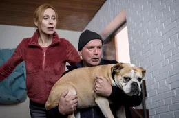 Anja (Andrea Sawatzki) und Christoph (Christian Berkel) retten ihren Hund Hasso aus dem brennenden Haus.