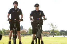 Nach ihrem Abschluss an der Polizeiakademie radeln Jenko (Channing Tatum, l.) und Schmidt (Jonah Hill) gemeinsam durch die Gegend - als Fahrradstreife. Von der erhofften Action in ihrem Job ist jedoch nicht viel zu sp&uuml;ren...