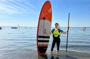 Judith Rakers probiert aus, wie sie auf einem Stand-up-Paddling-Board Yoga machen kann, ohne herunterzufallen. Judith Rakers probiert aus, wie sie auf einem Stand-up-Paddling-Board Yoga machen kann, ohne herunterzufallen.