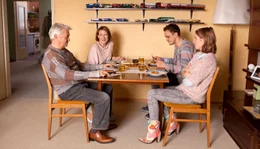 Die Miniatur-Trucks ihres verstorbenen Mannes thronen &uuml;ber allem: Kassiererin Emma Beeskow (Dagmar Manzel, 2. v. li.) stellt August von Zinnerberg (Henry H&uuml;bchen, li.) ihrer Tochter Linda (Klara Manzel) und deren Freund Arne (Franz Rogowski) vor.