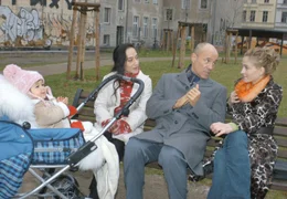 05.04) um 10:30 Uhr im Ersten. Max (Heiner Lauterbach) lernt auf dem Spielplatz Doris (Henriette Heinze, re.) und Franka (Fatma Geng) kennen, denen er vorflunkert, er w&auml;re Mayas (Maya Lauterbach) allein erziehender Vater.