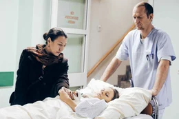 Emines (Antoneta Ristova, l.) Tochter Dafina (Barbara Prakopenka, liegend) ist schwerkrank, sie hat eine irreparabel gesch&auml;digte Leber, die nur noch bedingt arbeitet. Die beiden sind in Deutschland nur geduldet, sie kamen vor Jahren aus dem Kosovo. Nach einer Transplantation droht die Abschiebung, auch wenn in ihrer Heimat keine Nachsorge garantiert werden kann ...