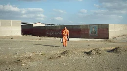 Biowaffenexperte Dr. Arndt Wolf (Sebastian Blomberg) im Einsatz in Irak.