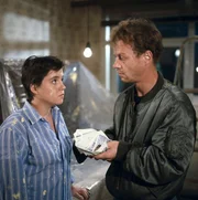 Yvonnche (Anja Jaenicke) ist misstrauisch &uuml;ber die Herkunft des Geldes, das ihr ihr Bruder Karlheinz (Thomas Ahrens) so unverhofft zur&uuml;ckgeben will.